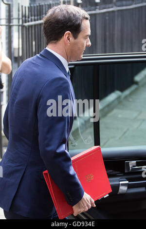 A Downing Street, Londra, 13 luglio 2016. Il Cancelliere dello Scacchiere George Osborne lascia il numero 11 di Downing street su quello che potrebbe essere il suo ultimo giorno in carica del Regno Unito dell'economia come Primo Ministro David Cameron con le mani su premiership di Theresa Maggio. Credito: Paolo Davey/Alamy Live News Foto Stock