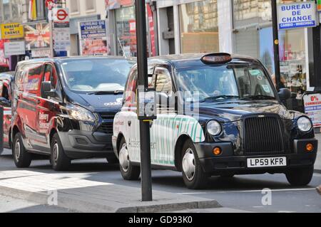 Il sindaco di Londra, Sadiq Khan, creerà una zona pedonale di Oxford Street e dalla stazione di Tottenham Court Road in oriente, a Bond Street in Occidente. Lo scopo è quello di pulire le strade record per la scadente qualità dell'aria: il peggiore del mondo. Il programma entrerà in vigore entro il 2020 Foto Stock