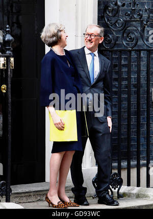 Londra, Regno Unito. 13 Luglio, 2016. Theresa Maggio con il marito Filippo maggio sui gradini del numero 10 di Downing Street per il suo primo giorno come primo ministro. Credito: Occhio onnipresente/Alamy Live News Foto Stock