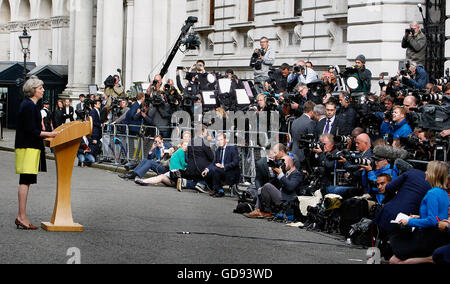 Londra, Regno Unito. 13 Luglio, 2016. Theresa Maggio arriva a Downing Street come nuovo primo ministro ad affrontare i mondi premere. Credito: Occhio onnipresente/Alamy Live News Foto Stock