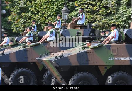 Parigi, Francia. 14 Luglio, 2016. Militare francese serbatoi frequentare l annuale per il giorno della Bastiglia parata militare a Parigi, Francia, 14 luglio 2016. Credito: Li Genxing/Xinhua/Alamy Live News Foto Stock