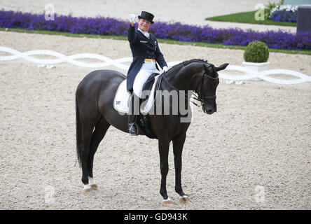 Aachen, Germania. 14 Luglio, 2016. Il tedesco dressage rider Isabell Werth su 'Weihegold' giostre durante l'evento di dressage Grand Prix CDIO al chio horse show di Aachen, Germania, 14 luglio 2016. Foto: FRISO GENTSCH/dpa/Alamy Live News Foto Stock