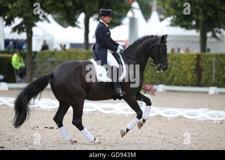 Aachen, Germania. 14 Luglio, 2016. Il tedesco dressage rider Isabell Werth su 'Weihegold' giostre durante l'evento di dressage Grand Prix CDIO al chio horse show di Aachen, Germania, 14 luglio 2016. Foto: FRISO GENTSCH/dpa/Alamy Live News Foto Stock