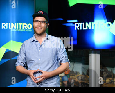 Berlino, Germania. 14 Luglio, 2016. Nils Host Bomhoff pone durante la RTL-Nitro presentazione di programmazione in PanAm Lounge a Berlino, Germania, 14 luglio 2016. Foto: Jens KALAENE/dpa/Alamy Live News Foto Stock