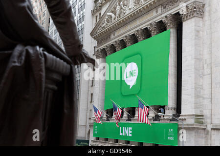 New York, Stati Uniti d'America. 13 Luglio, 2016. Striscioni di messaggistica giapponese linea app sono visti al di fuori del New York Stock Exchange di New York, Stati Uniti, 13 luglio 2016. Messaggistica giapponese-app linea operatore Corporation ha fatto il suo debutto al New York Stock Exchange (NYSE) Giovedì, nella tecnologia più grande offerta pubblica iniziale finora quest'anno. © Li Muzi/Xinhua/Alamy Live News Foto Stock