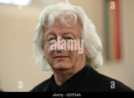 FILE - un file immagine datata 12 ottobre 2014 raffigura lo scrittore Ungherese Peter Esterhazy durante il premio per la pace del commercio del libro tedesco cerimonia di premiazione in Frankfurt am Main, Germania. Foto: ARNE DEDERT/dpa Foto Stock