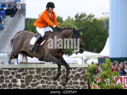 Aachen, Germania. 14 Luglio, 2016. Harrie Smolders (Paesi Bassi) sul suo cavallo Don VHP Z. durante la Coppa delle Nazioni a CHIO International Horse Show di Aachen, Germania, 14 luglio 2016. Foto: FRISO GENTSCH/dpa/Alamy Live News Foto Stock