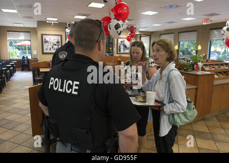 Peachtree City, GA, Stati Uniti d'America. 12 Luglio, 2016. Agenti di polizia locali chat con i clienti a un ''caffè con un COP'' mattina al Pulcino-fil-Un ristorante sulla mucca apprezzamento al giorno. © Robin Rayne Nelson/ZUMA filo/Alamy Live News Foto Stock