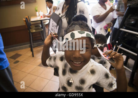 Atlanta, GA, Stati Uniti d'America. 12 Luglio, 2016. Aamani Omerura, 6, sport lei fatto a mano Cow costume come ella attende in coda alla fine ad Atlanta-Pulcino-fil-A sulla mucca apprezzamento giorno © Robin Rayne Nelson/ZUMA filo/Alamy Live News Foto Stock