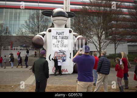 Atlanta, GA, Stati Uniti d'America. 31 dic 2014. Fan fare foto con grande mucca gonfiabile a 2014-Pulcino-fil-una ciotola di pesca al di fuori di Georgia Dome di Atlanta © Robin Rayne Nelson/ZUMA filo/Alamy Live News Foto Stock