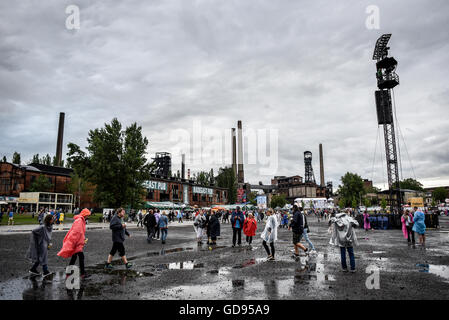 Ostrava, Repubblica Ceca. 14 Luglio, 2016. Il festival di musica di colori di Ostrava inizia nella parte inferiore del Vitkovice area industriale di Ostrava, Repubblica ceca, 14 luglio 2016. Credito: Adolf Horsinka/CTK foto/Alamy Live News Foto Stock