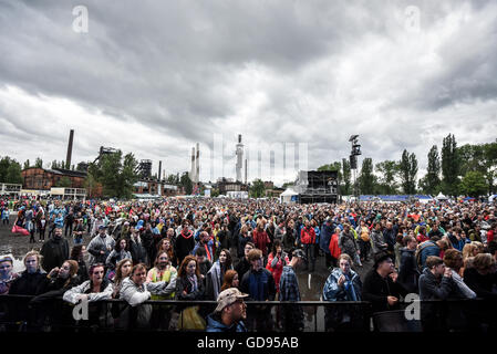 Ostrava, Repubblica Ceca. 14 Luglio, 2016. Il festival di musica di colori di Ostrava inizia nella parte inferiore del Vitkovice area industriale di Ostrava, Repubblica ceca, 14 luglio 2016. Credito: Adolf Horsinka/CTK foto/Alamy Live News Foto Stock