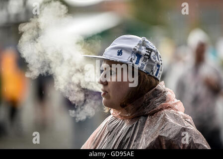 Ostrava, Repubblica Ceca. 14 Luglio, 2016. Il festival di musica di colori di Ostrava inizia nella parte inferiore del Vitkovice area industriale di Ostrava, Repubblica ceca, 14 luglio 2016. Credito: Adolf Horsinka/CTK foto/Alamy Live News Foto Stock