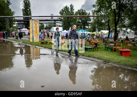 Ostrava, Repubblica Ceca. 14 Luglio, 2016. Il festival di musica di colori di Ostrava inizia nella parte inferiore del Vitkovice area industriale di Ostrava, Repubblica ceca, 14 luglio 2016. Credito: Adolf Horsinka/CTK foto/Alamy Live News Foto Stock