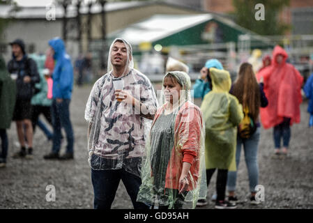 Ostrava, Repubblica Ceca. 14 Luglio, 2016. Il festival di musica di colori di Ostrava inizia nella parte inferiore del Vitkovice area industriale di Ostrava, Repubblica ceca, 14 luglio 2016. Credito: Adolf Horsinka/CTK foto/Alamy Live News Foto Stock