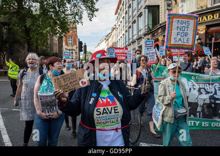 Londra, Regno Unito. 14 Luglio, 2016. Difendere la nostra protesta NHS in centro a Londra. I sostenitori e i difensori del servizio sanitario nazionale tra medici, infermieri, medici, vigili del fuoco, i sindacati rappresentanti e membri del pubblico si sono riuniti nei pressi di San Bartolomeo Ospedale della prima marcia attraverso St. Pauls al rally di fronte alla cattedrale in segno di protesta contro l'accelerazione in on-going tagli e privatizzazione del NHS Credito: Guy Corbishley/Alamy Live News Foto Stock