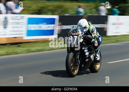 Castletown, Isola di Man, UK. 14 Luglio, 2016. Seamus Elliott, vincitore dell'Oceano Motor Village 250/650cc corsa sul traguardo- Luglio 14. 2016 - Il Sud 100 gare su strada, Billown circuito, Castletown Isola di Man. Credito: Samuel Bay/Alamy Live News Foto Stock