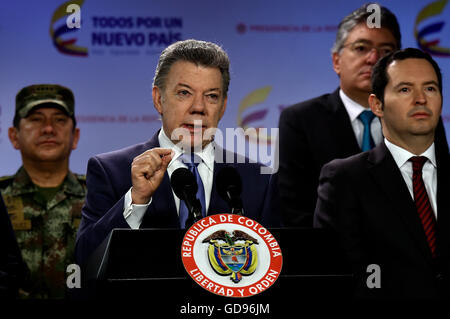 Bogotà, Colombia. 14 Luglio, 2016. Foto fornita dalla presidenza colombiana mostra il presidente colombiano Juan Manuel Santos (2 L) effettuazione di un annuncio a Casa de Nariño a Bogotà, capitale della Colombia, il 14 luglio 2016. © Cesar Carrion/Colombia la Presidenza/Xinhua/Alamy Live News Foto Stock