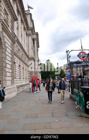 L'ingresso alla metropolitana di Londra presso la stazione di Westminster London nei pressi degli uffici governativi Foto Stock