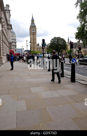 Una vista del Big Ben un simbolo di Londra lungo la Great George Street Londra con gli uffici del governo sulla sinistra. Foto Stock