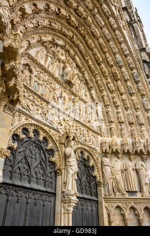 Bourges capitale europea della cultura 2028, ingresso principale della Cattedrale di Saint Etienne, timpano del giudizio universale, Cher, Centre-Val de Loire, Francia Foto Stock