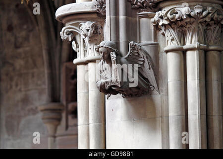 Scultura in pietra di un angelo la riproduzione di un piccolo organo a canne. Lichfield Cathedral, STAFFS, Regno Unito Foto Stock