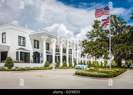 Classic 1954 Buick Skylark e noi e Mississippi bandiere della storica restaurata White House Hotel in Biloxi Mississippi Foto Stock