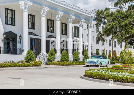 Classic 1954 Buick Skylark nella parte anteriore della storica restaurata White House Hotel in Biloxi Mississippi Foto Stock