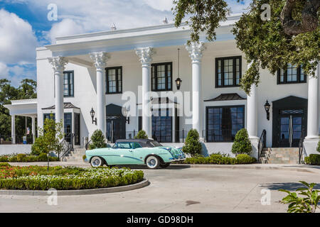 Classic 1954 Buick Skylark nella parte anteriore della storica restaurata White House Hotel in Biloxi Mississippi Foto Stock