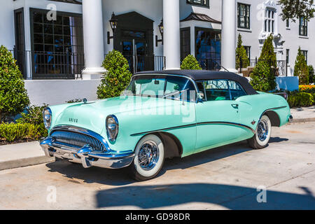 Classic 1954 Buick Skylark nella parte anteriore della storica restaurata White House Hotel in Biloxi Mississippi Foto Stock