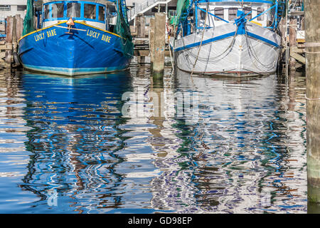 Natanti adibiti alla pesca di gamberetti e le loro riflessioni a Biloxi piccole imbarcazioni nel porto di Biloxi Mississippi Foto Stock