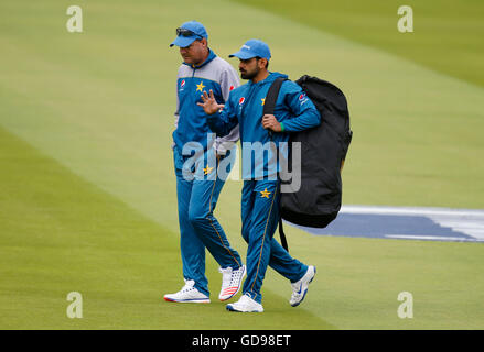 Il Pakistan Head Coach Mickey Arthur e il capitano Misbah ul-Haq durante una sessione di reti a Lord's, Londra. Foto Stock