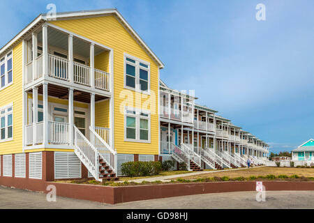 Riga del lungomare di colorate case condominio su East Beach Boulevard in Pass Christian, Mississippi Foto Stock
