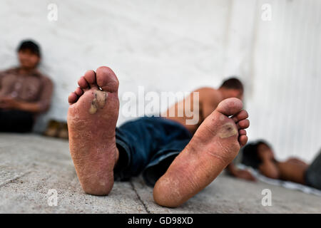 I giovani immigrati, esecuzione di distanza da El Salvador per gli Stati Uniti, attendere per prendere il treno merci in Arriaga, Messico. Foto Stock