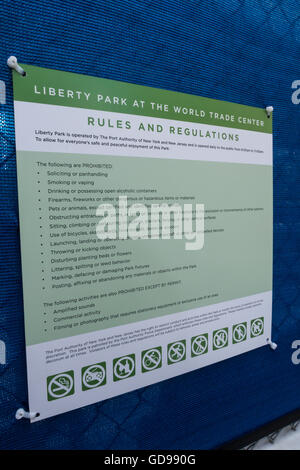 Liberty Park presso il World Trade Centre segno, NYC, STATI UNITI D'AMERICA Foto Stock