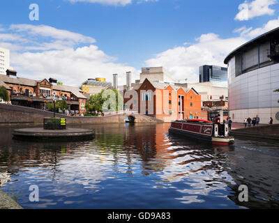 Narrowboat passando il Vecchio girate a giunzione sul canale di Birmingham Birmingham West Midlands England Foto Stock