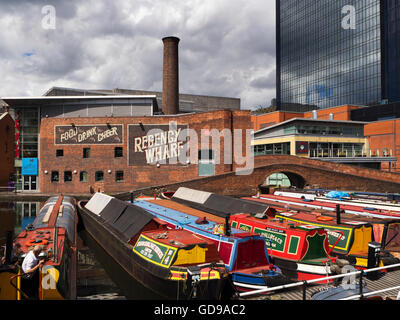 Narrowboats sul canale di Birmingham a Gas Street Basin Birmingham West Midlands England Foto Stock