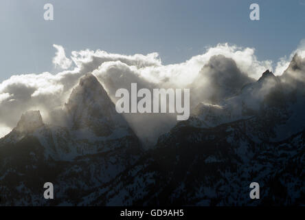 Vista della nube avvolta Snow capped Teton Mountain Range; il Parco Nazionale del Grand Teton; Wyoming; USA Foto Stock