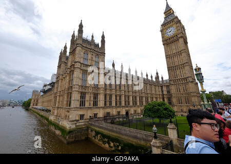 Un' immagine distorta della Casa del Parlamento un simbolo di Londra prese da Westminster Bridge con una vista del fiume utilizzando un ultra grandangolo Foto Stock