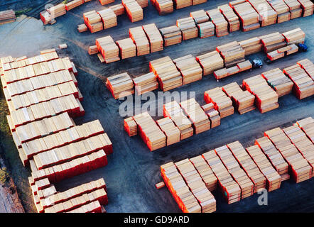 Pile Di Assi Di Legno In Un Cortile Di Legno - Fotografie stock e altre  immagini di Legname - Legname, Deposito di legname, Materiale da  costruzione - iStock