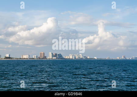 Fort Lauderdale Skyline dal mare sotto il bel cielo Foto Stock