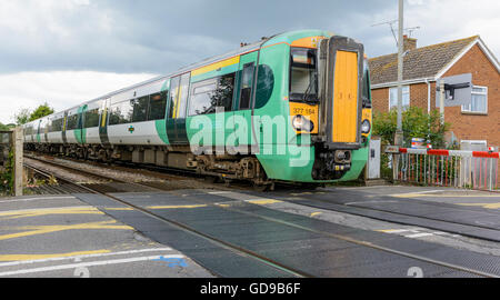 Classe 377 Electrostar sud della linea ferroviaria nel West Sussex, in Inghilterra, Regno Unito. Rampa meridionale. Treno del sud. I treni del sud. Foto Stock