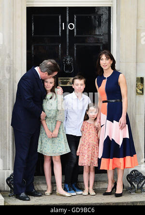 Nota del redattore raccolto alternativo David Cameron con la moglie Samantha e bambini Nancy, 12, Elwen, 10 e Firenze, 5, all'esterno 10 di Downing Street a Londra prima di lasciare per Buckingham Palace per un pubblico con la regina Elisabetta II a dimettersi formalmente come Primo Ministro. Foto Stock