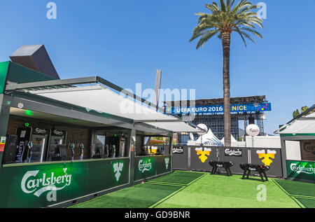 Nizza, Francia - 22 giugno 2016: fanzone ufficiale di UEFA EURO 2016 a Albert I giardino nella città di Nizza, Francia Foto Stock