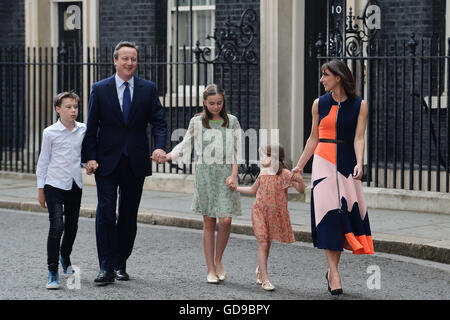 David Cameron lascia 10 di Downing Street a Londra, con la moglie Samantha e bambini Nancy, 12, Elwen, 10 e Firenze, 5, per Buckingham Palace per un pubblico con la regina Elisabetta II a dimettersi formalmente come Primo Ministro. Foto Stock