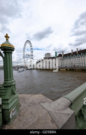 Il London Eye dal Westminster Bridge London con County Hall sulla destra Foto Stock