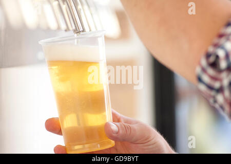 L'uomo riempire un bicchiere di birra Foto Stock