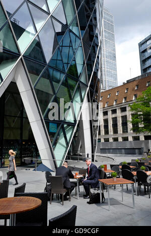 Londra, Regno Unito. Imprenditori aventi il pranzo a Searcys il Gherkin un ristorante presso la base del Gerkin nel CBD di Londra un simbolo di Londra Foto Stock