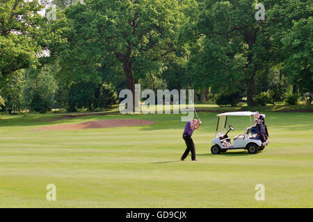 Gli amanti del golf e golf buggy a Finchley Golf Club Foto Stock