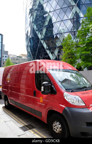 A Royal Mail delivery van parcheggiato in strada di fronte all'Gerkin City di Londra. Foto Stock